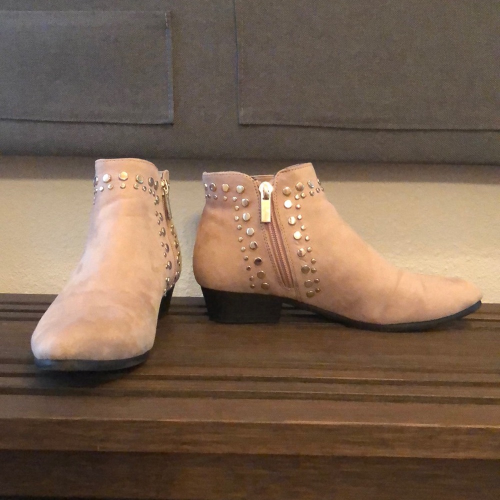 Women’s Forever 21 Faux Suede Studded Booties